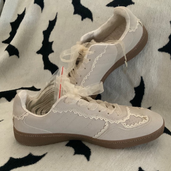 Cute Belinda fairy/cottagecore/kawaii beige and lace runners - Picture 4 of 5